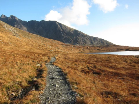 An image depicting the trail Loch an Fhir-Bhallaich Loop from Glen Brittle and its surrounding area.