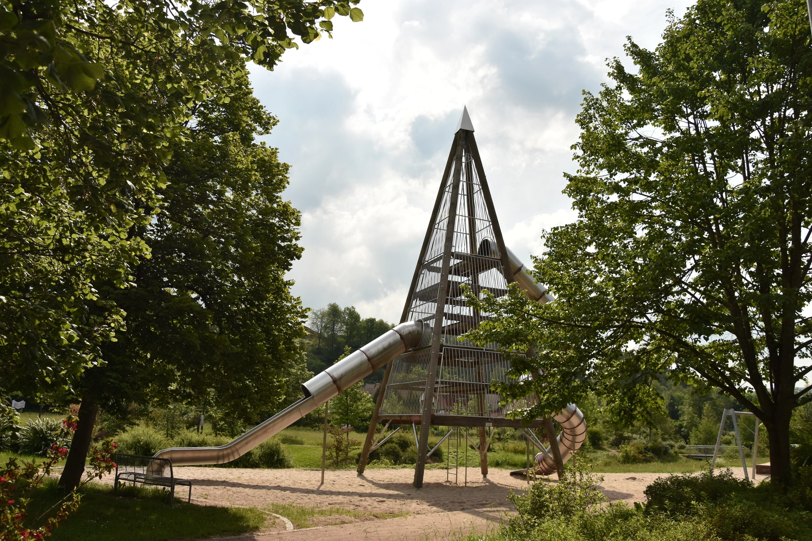 An image depicting the trail Felsenland Sagenweg and its surrounding area.