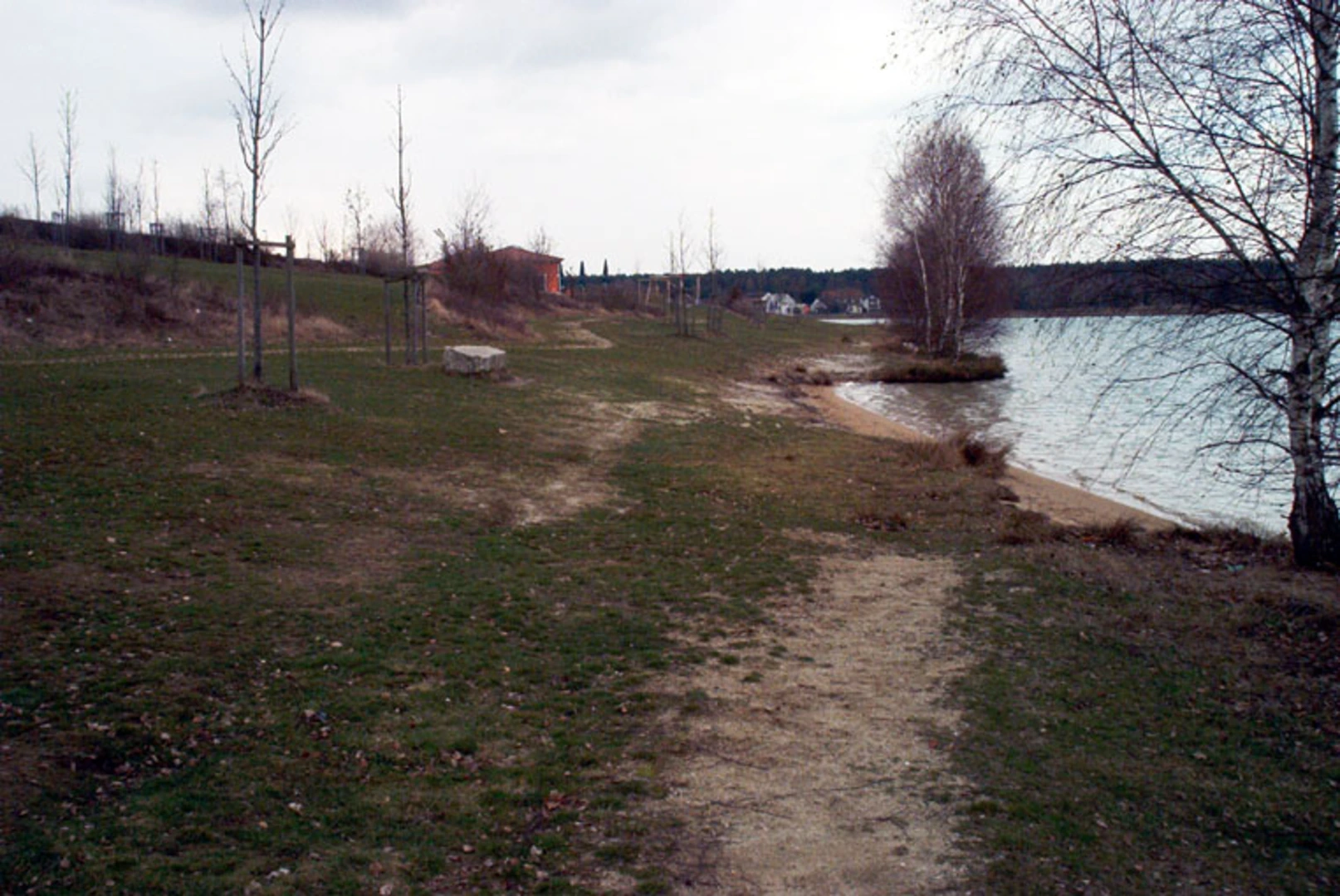 An image depicting the trail Murner See Loop via Oberfaelzer Seenweg and its surrounding area.