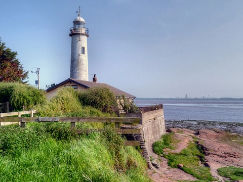 An image depicting the trail Hale Country Park Loop and its surrounding area.