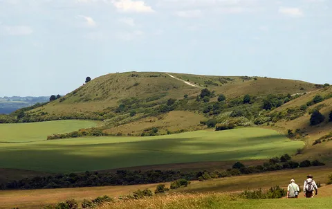 An image depicting the trail Ivinghoe Beacon Walk and its surrounding area.