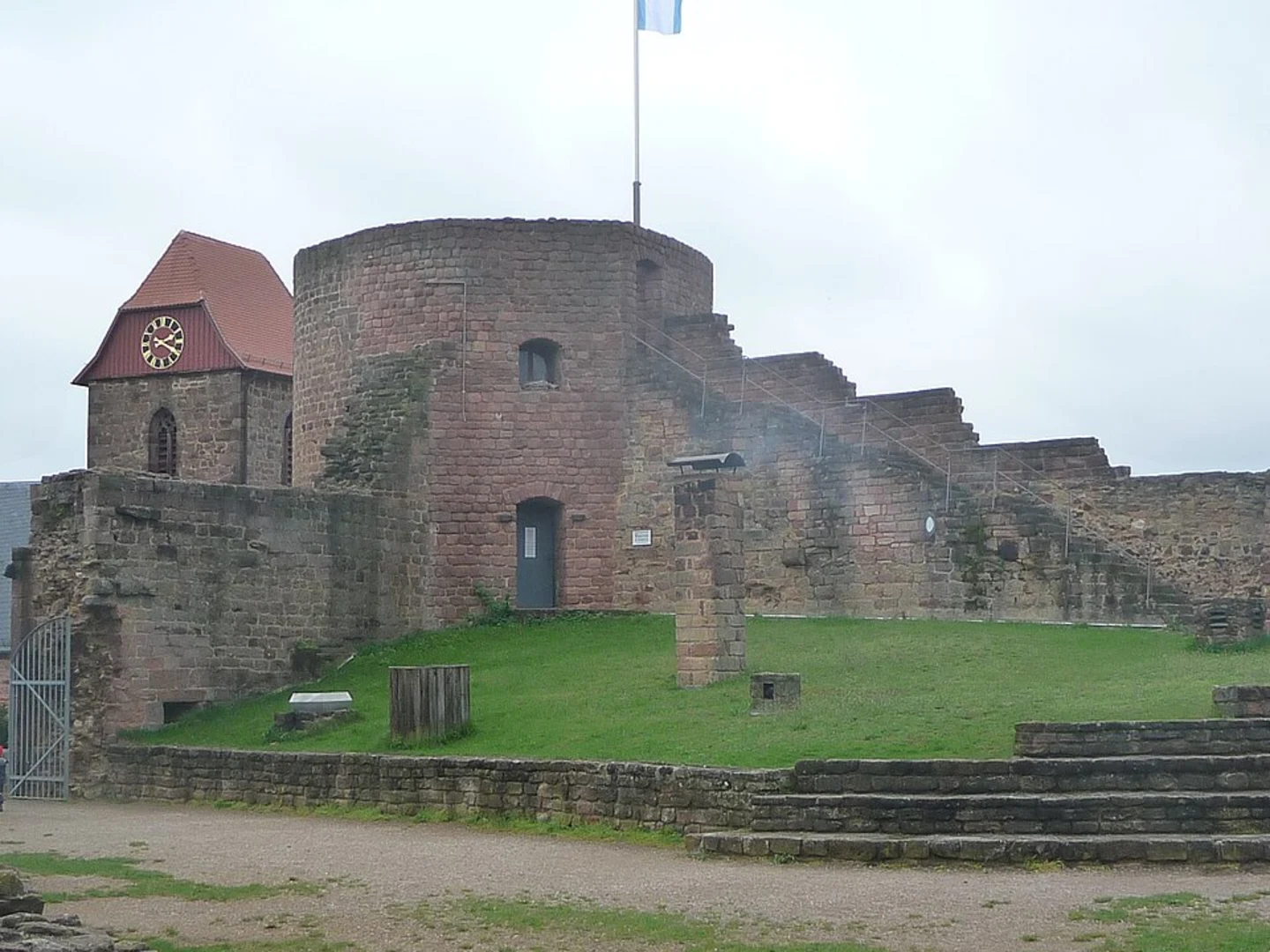 An image depicting the trail Maihof via Pfalzerwald Gruener Balken and its surrounding area.