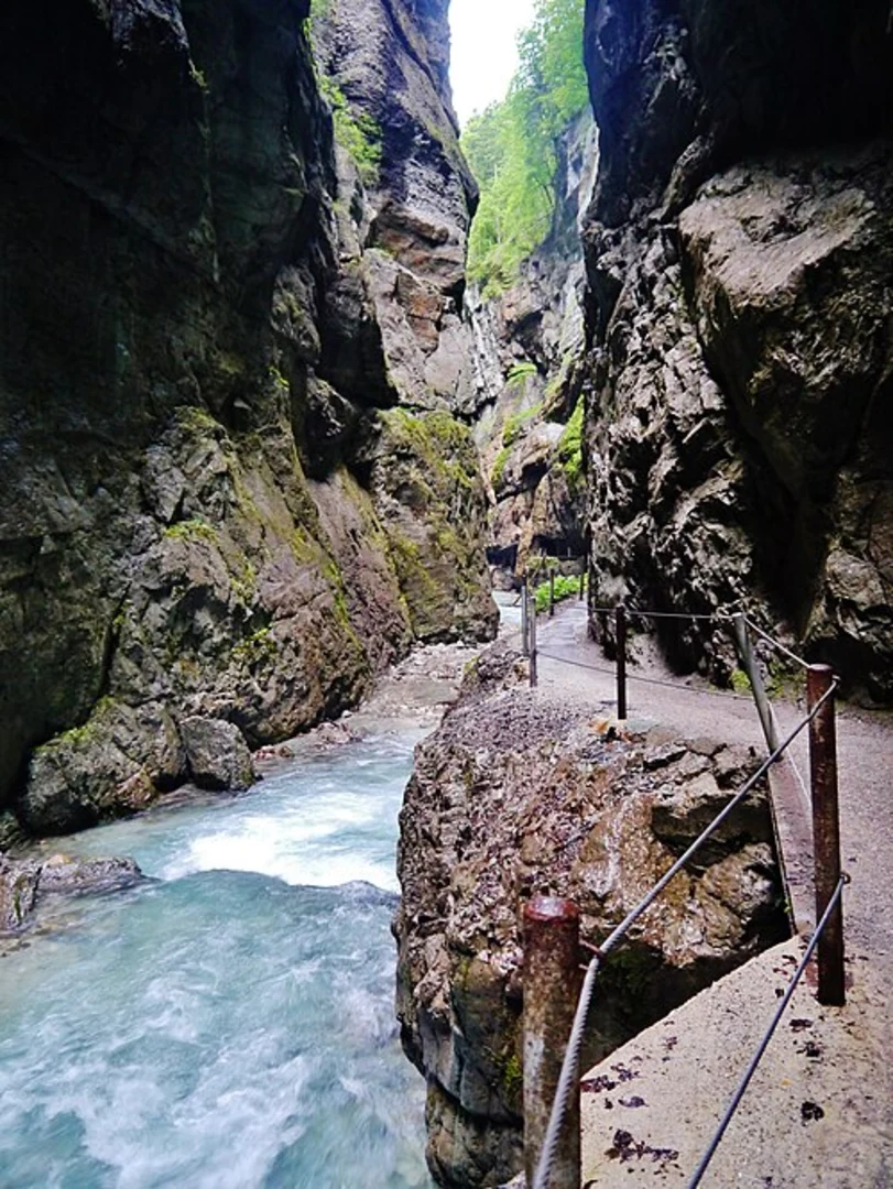 An image depicting the trail Partnachalm, Mittergraseck and Klammhaus Loop and its surrounding area.