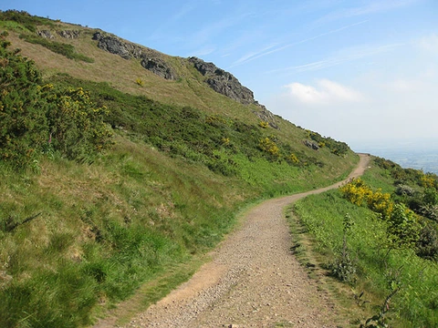 An image depicting the trail Table Hill and North Hill via N Way and its surrounding area.