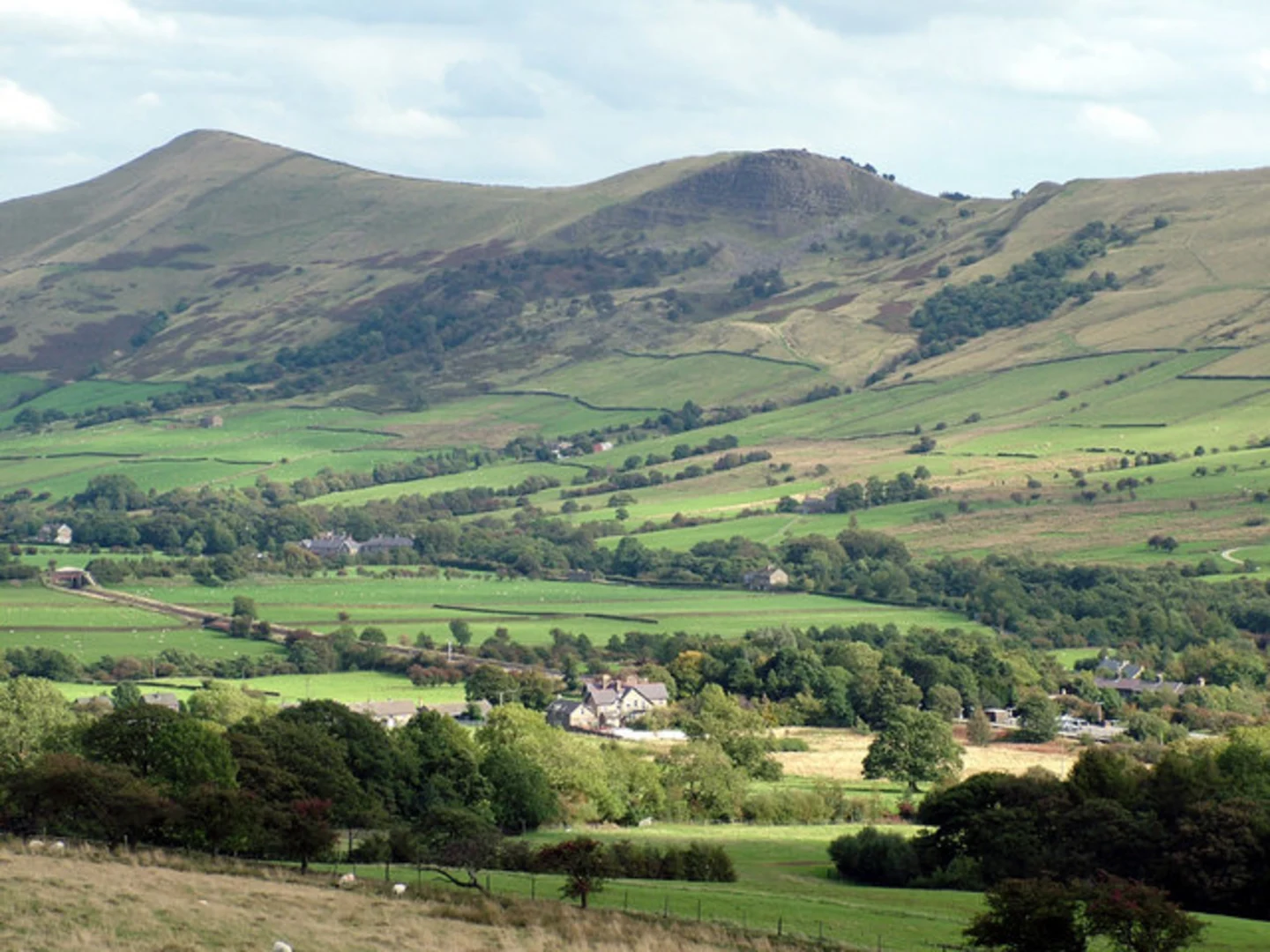 An image depicting the trail Nether Tor and Upper Tor Loop from Edale and its surrounding area.