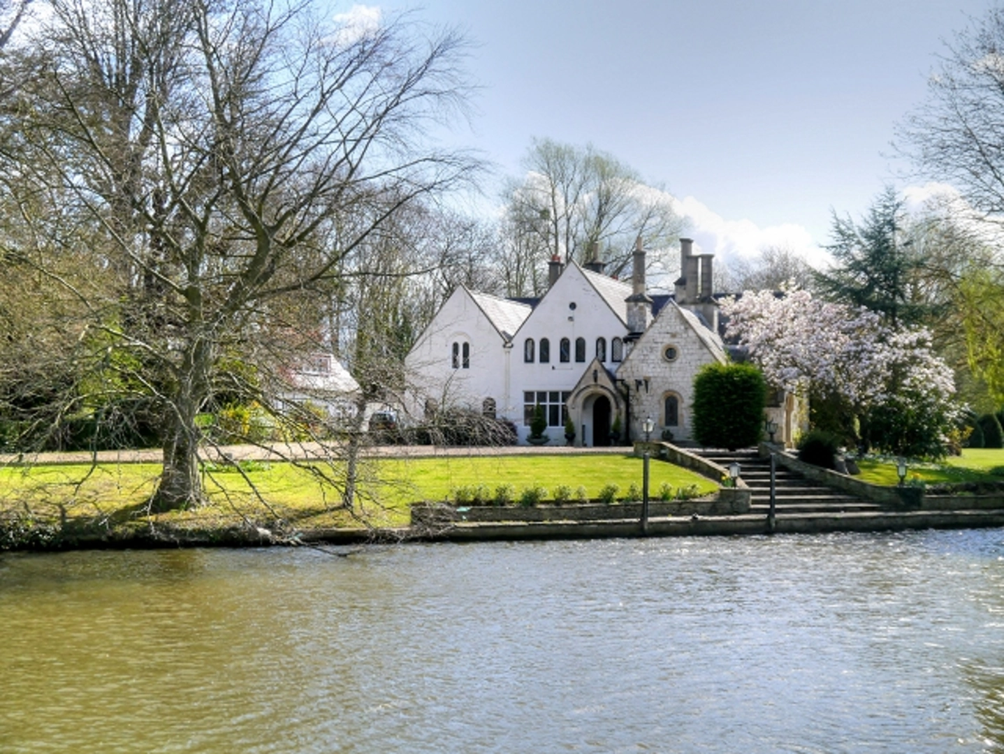 An image depicting the trail Ankerwycke Yew Loop and its surrounding area.