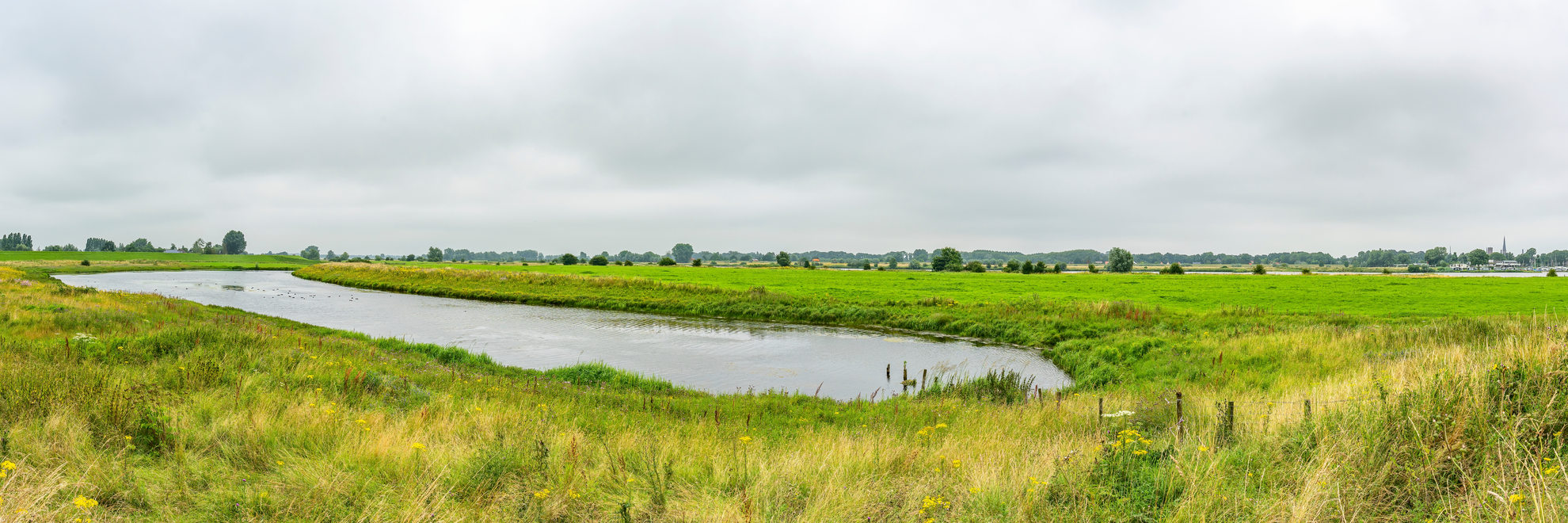 An image depicting the trail Clumborg to Wijk bij Duurstede via Lekdijk West and Kasteel Duurstede and its surrounding area.
