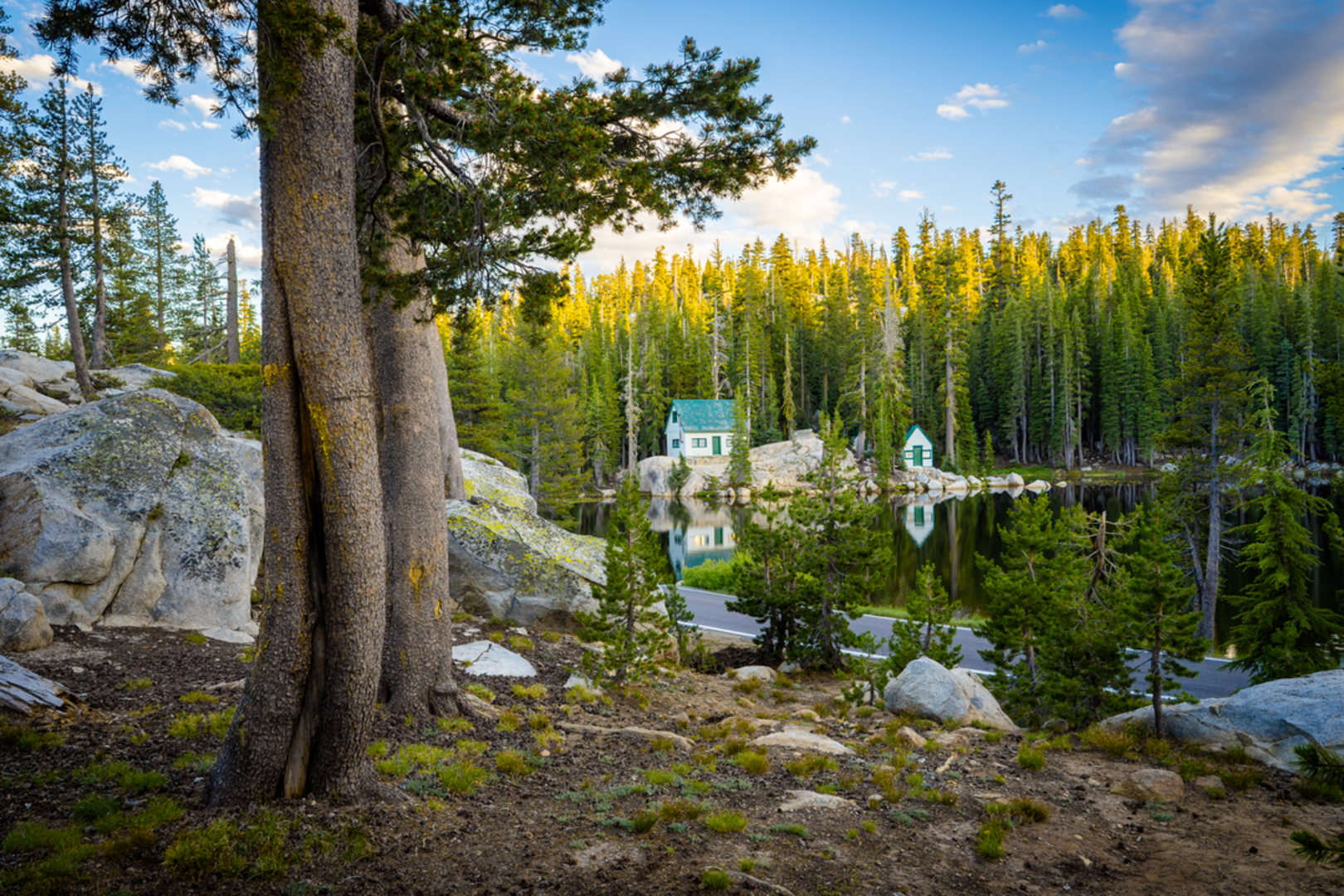 An image depicting the trail Heiser Lake via Pack Trail and its surrounding area.