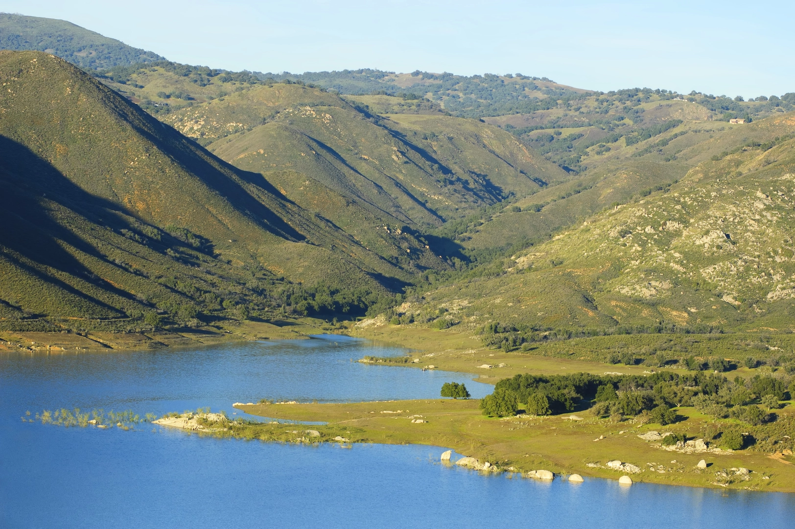 An image depicting the trail Lake Sutherland via Black Canyon Road and its surrounding area.