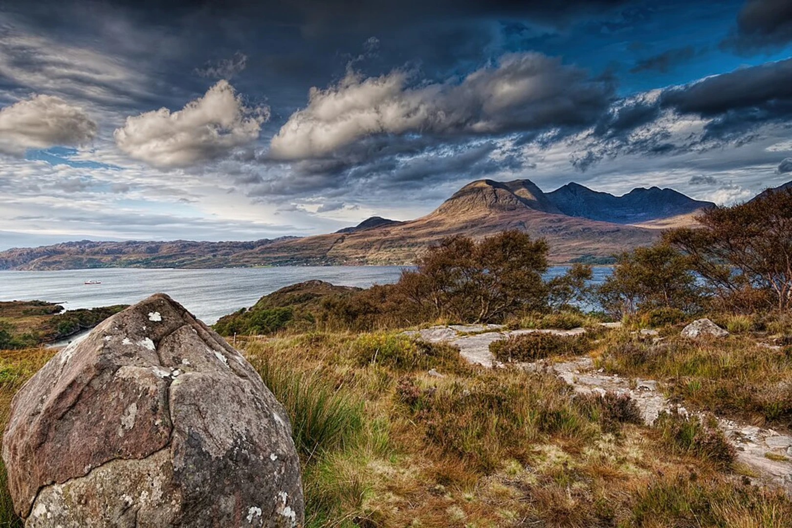 An image depicting the trail Loch Torridon Walk and its surrounding area.