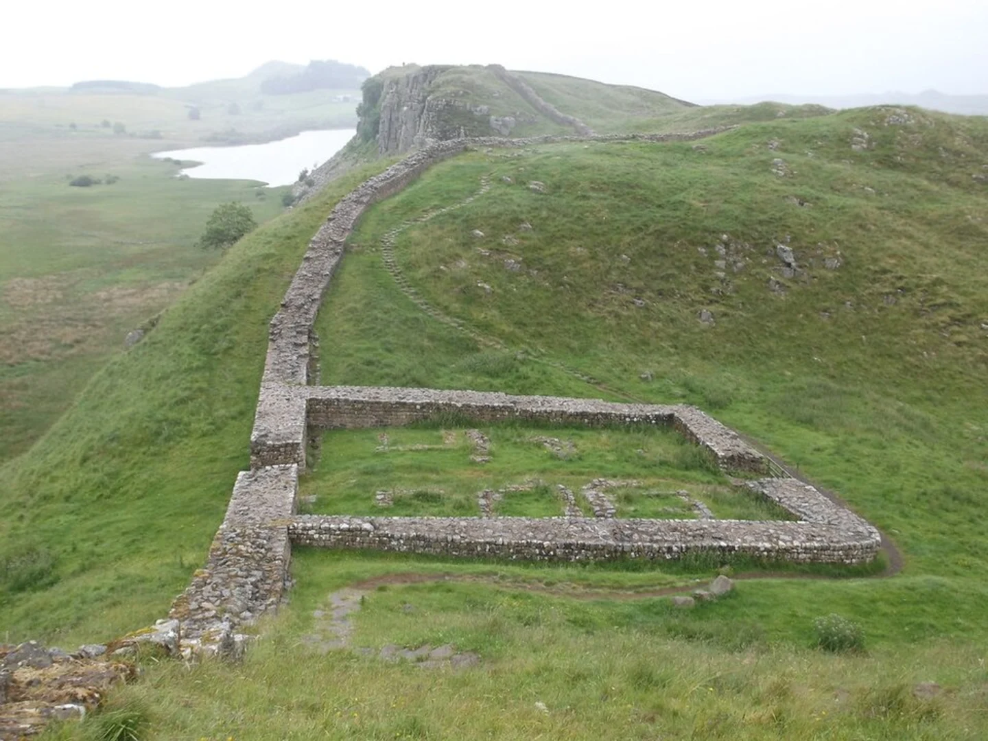 An image depicting the trail Sycamore Gap and Peel Way Loop and its surrounding area.