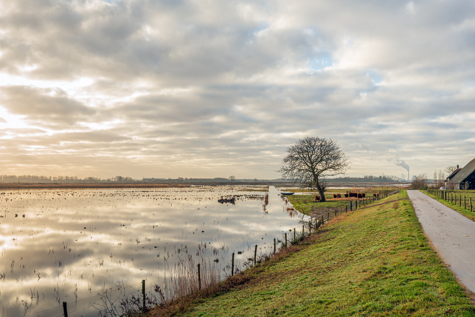 An image depicting the trail Woudrichem to Dordrecht via Nieuwe Merwede and its surrounding area.