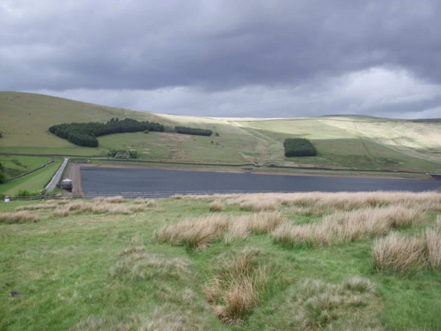 An image depicting the trail Castleshaw Reservoir Loop and its surrounding area.