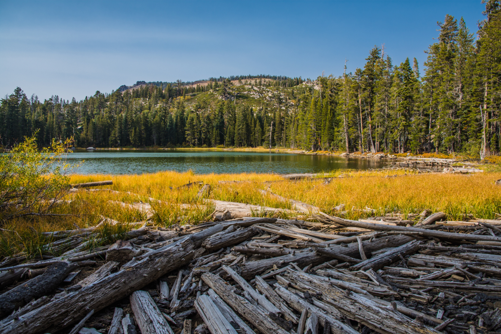 An image depicting the trail Raymond Lake via Wet Meadows Trail and its surrounding area.