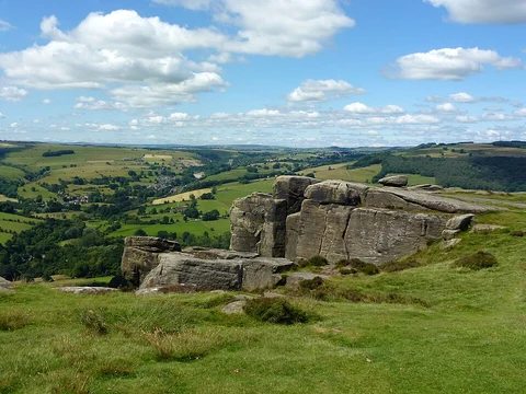 An image depicting the trail Grindleford, Froggatt and Curbar Loop Walk and its surrounding area.