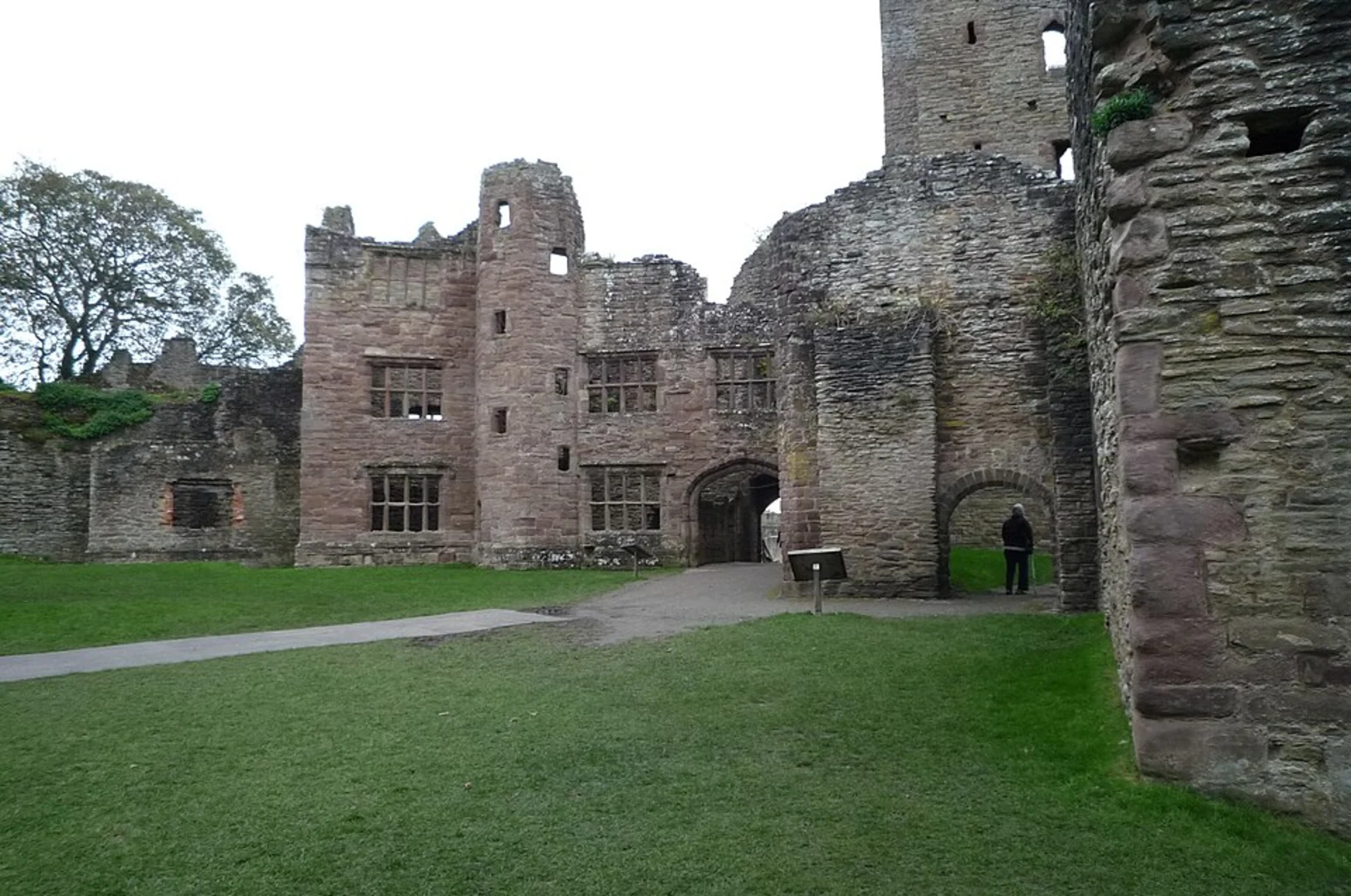 An image depicting the trail Ludlow Castle and Dinham Weir Wild Swimming Loop and its surrounding area.