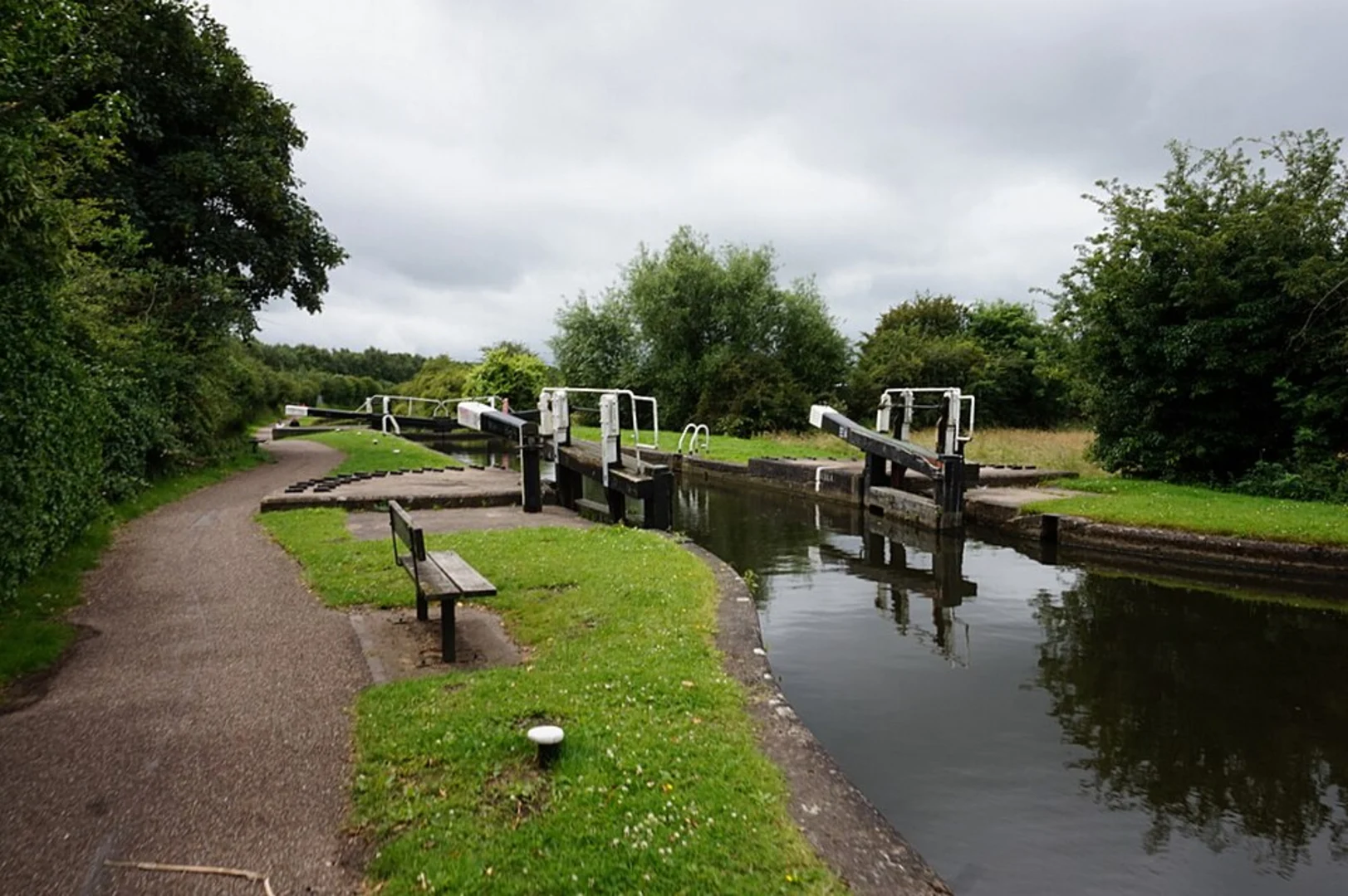 An image depicting the trail Erewash Canal Walk and its surrounding area.