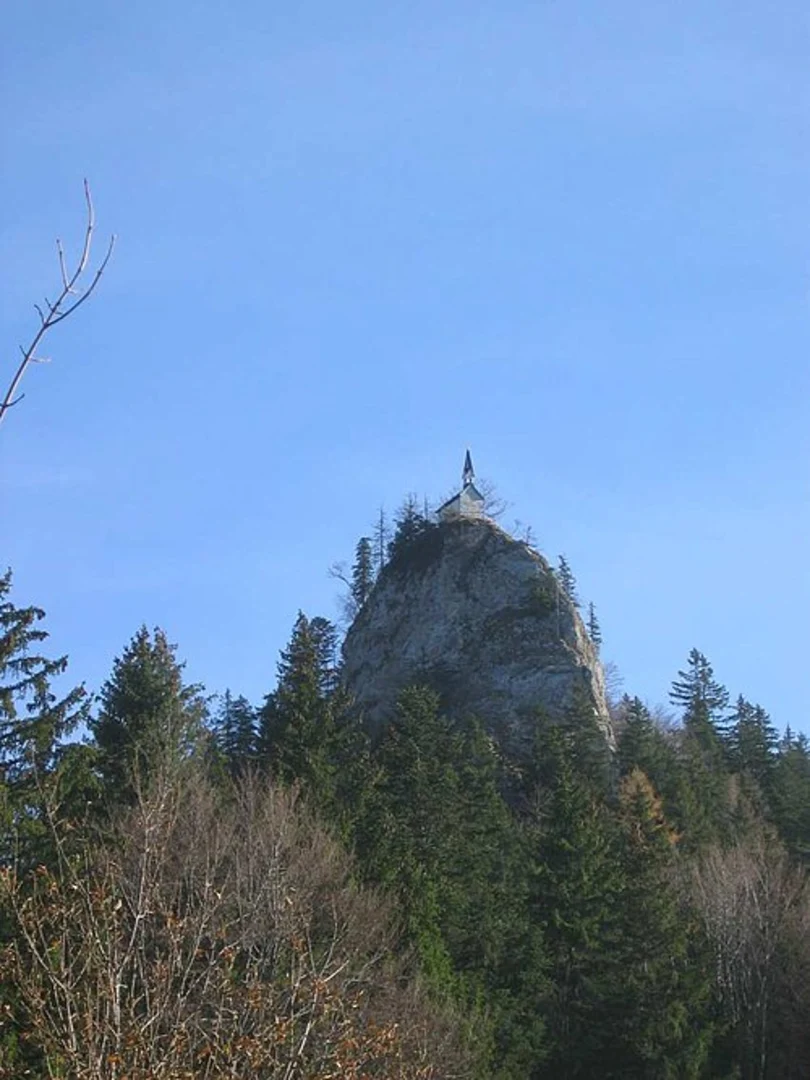 An image depicting the trail Neureuth Peak Walk and its surrounding area.