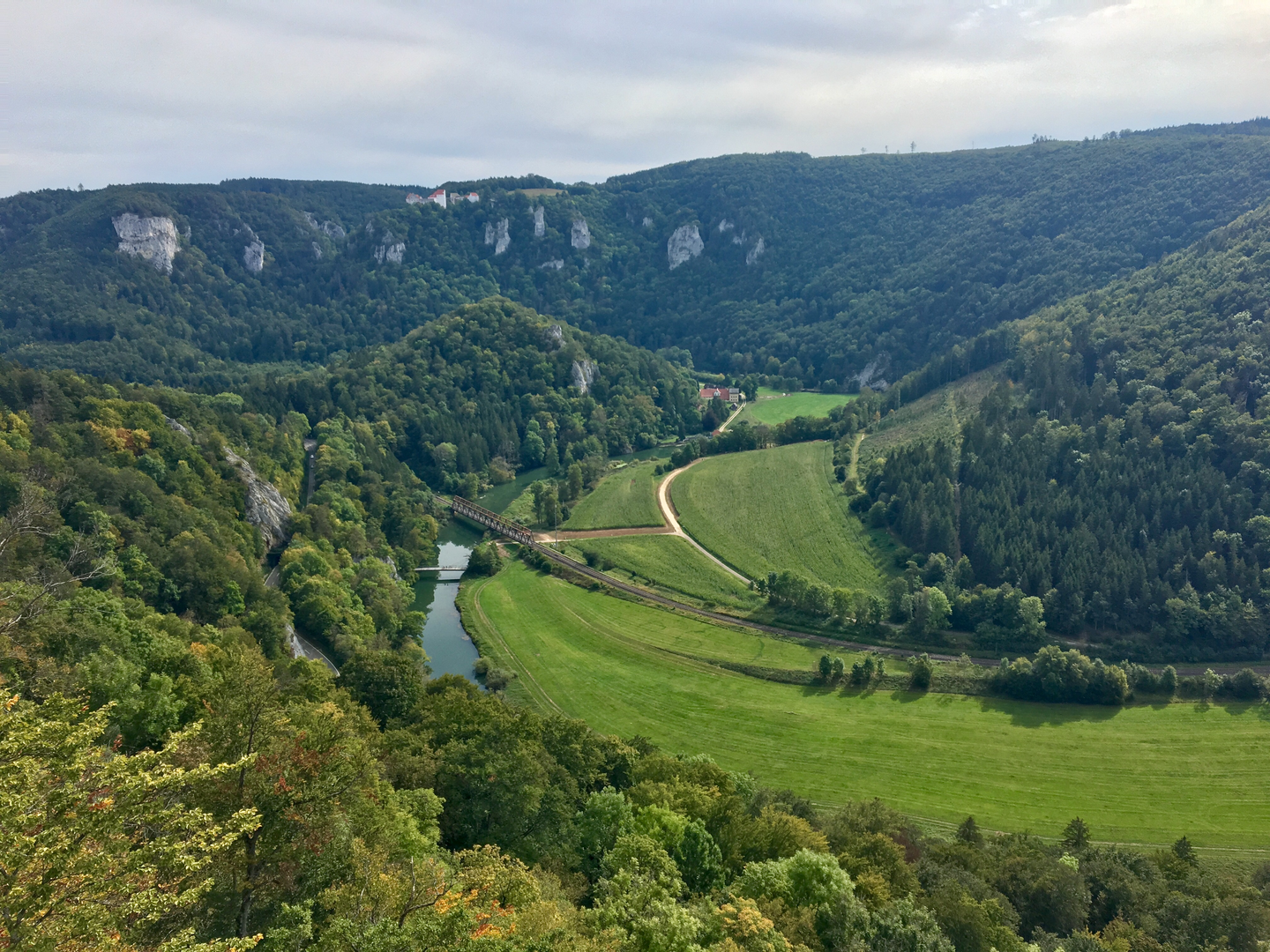 An image depicting the trail Schwäbische Alb Südrand - Weg HW 2 and its surrounding area.