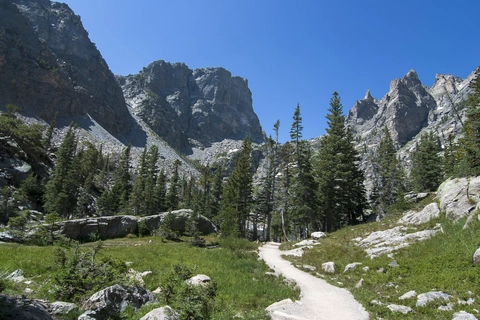 An image depicting the trail Cave Basin Trail and its surrounding area.