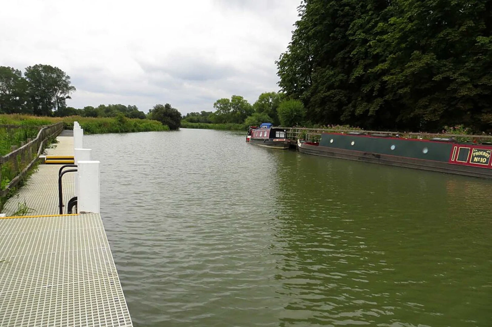 An image depicting the trail Pinkhill Lock via Thames Path and its surrounding area.