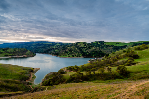 An image depicting the trail Lake Del Valle Overlook Loop from Del Valle Road and its surrounding area.