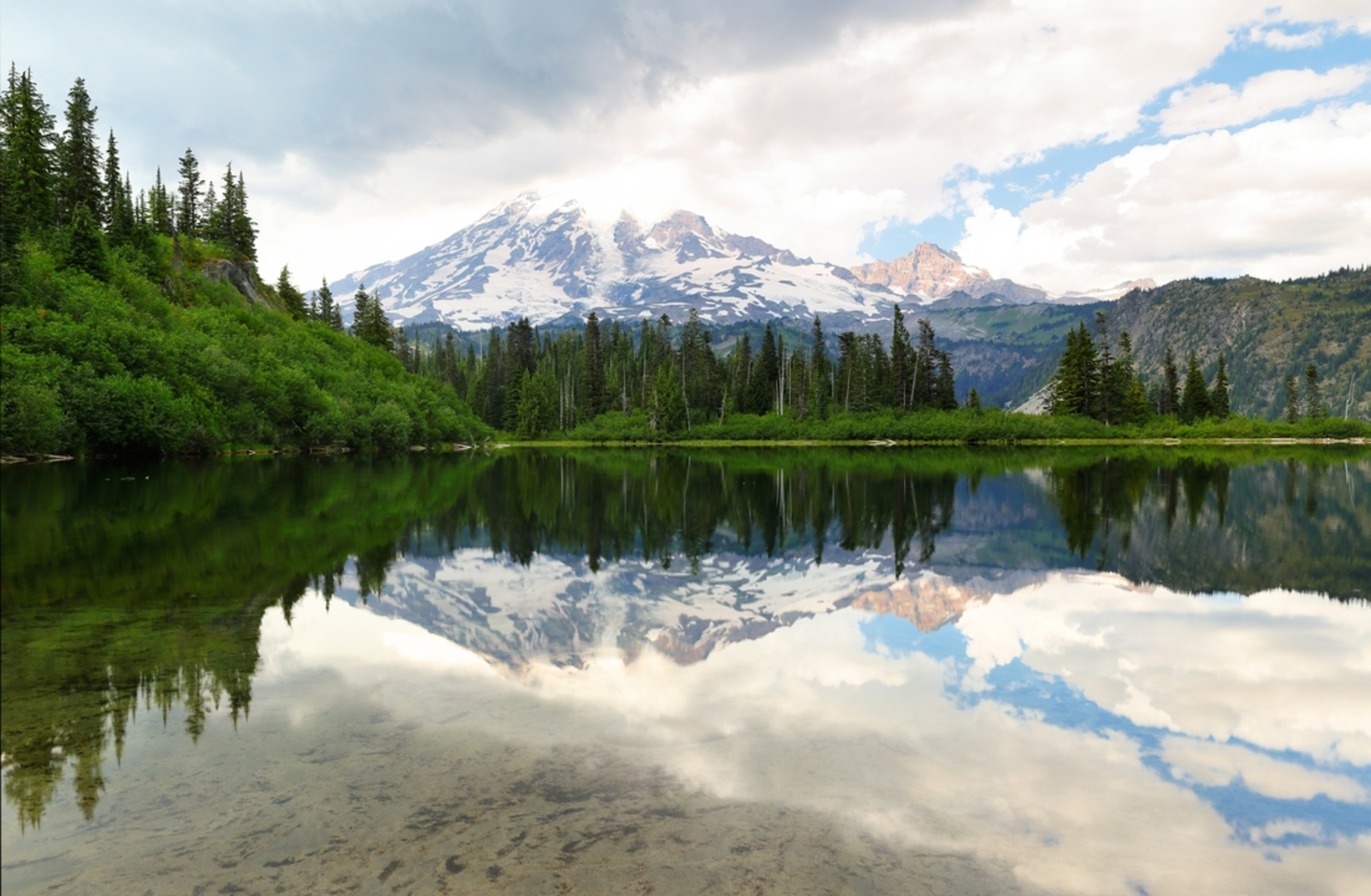 An image depicting the trail Bench and Snow Lakes Trail and its surrounding area.