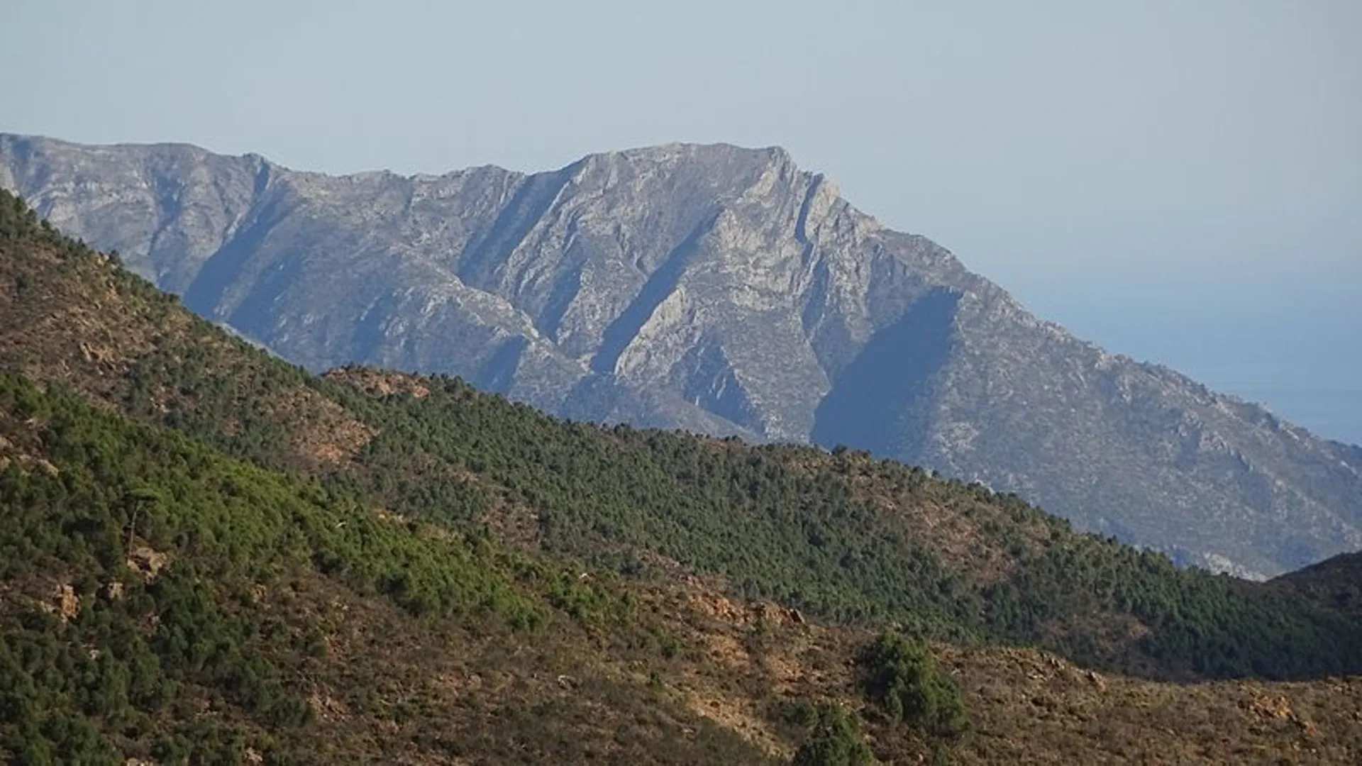 An image depicting the trail Istán - La Concha Peak and its surrounding area.