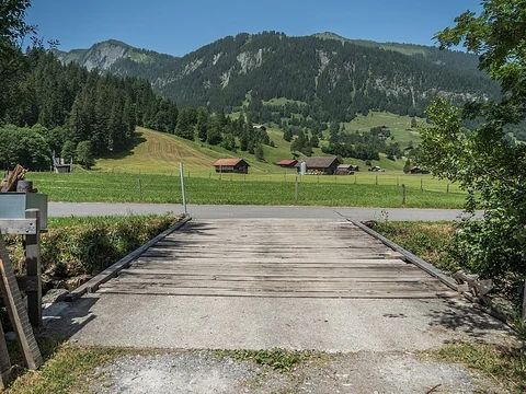 An image depicting the trail Sanetsch-Muveran-Weg and its surrounding area.