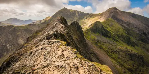 An image depicting the trail Crib Goch - Garnedd Ugain and Snowdon and its surrounding area.