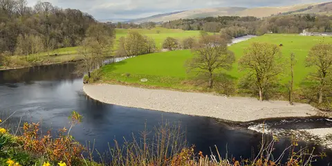 An image depicting the trail Kendal Limestone Way and its surrounding area.