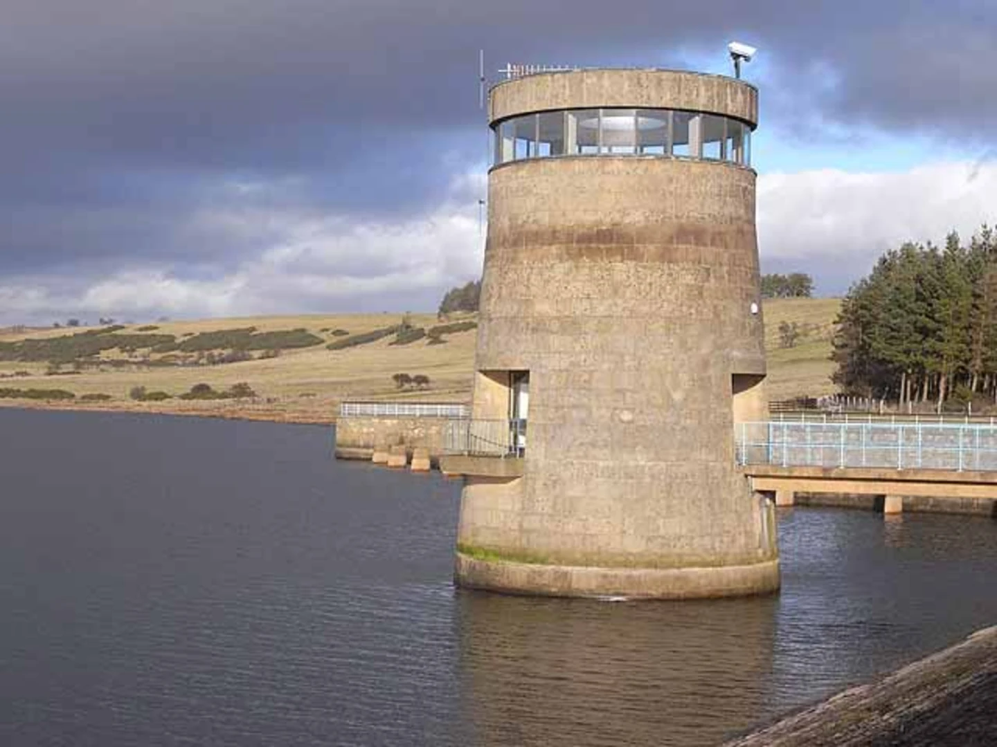 An image depicting the trail Howden Reservoir Loop and its surrounding area.