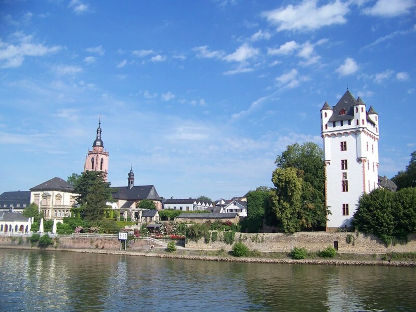 An image depicting the trail Biebrich Palace to Eltville via River Rhine Walk and its surrounding area.