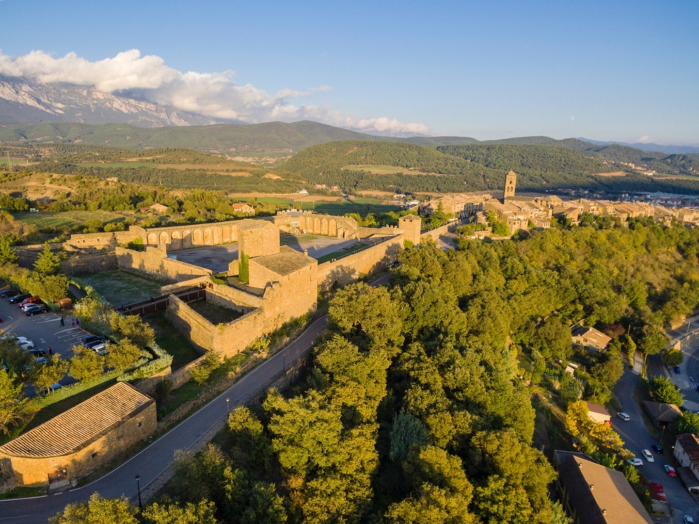 An image depicting the trail GR 19 - Sobrarbe Trail and its surrounding area.