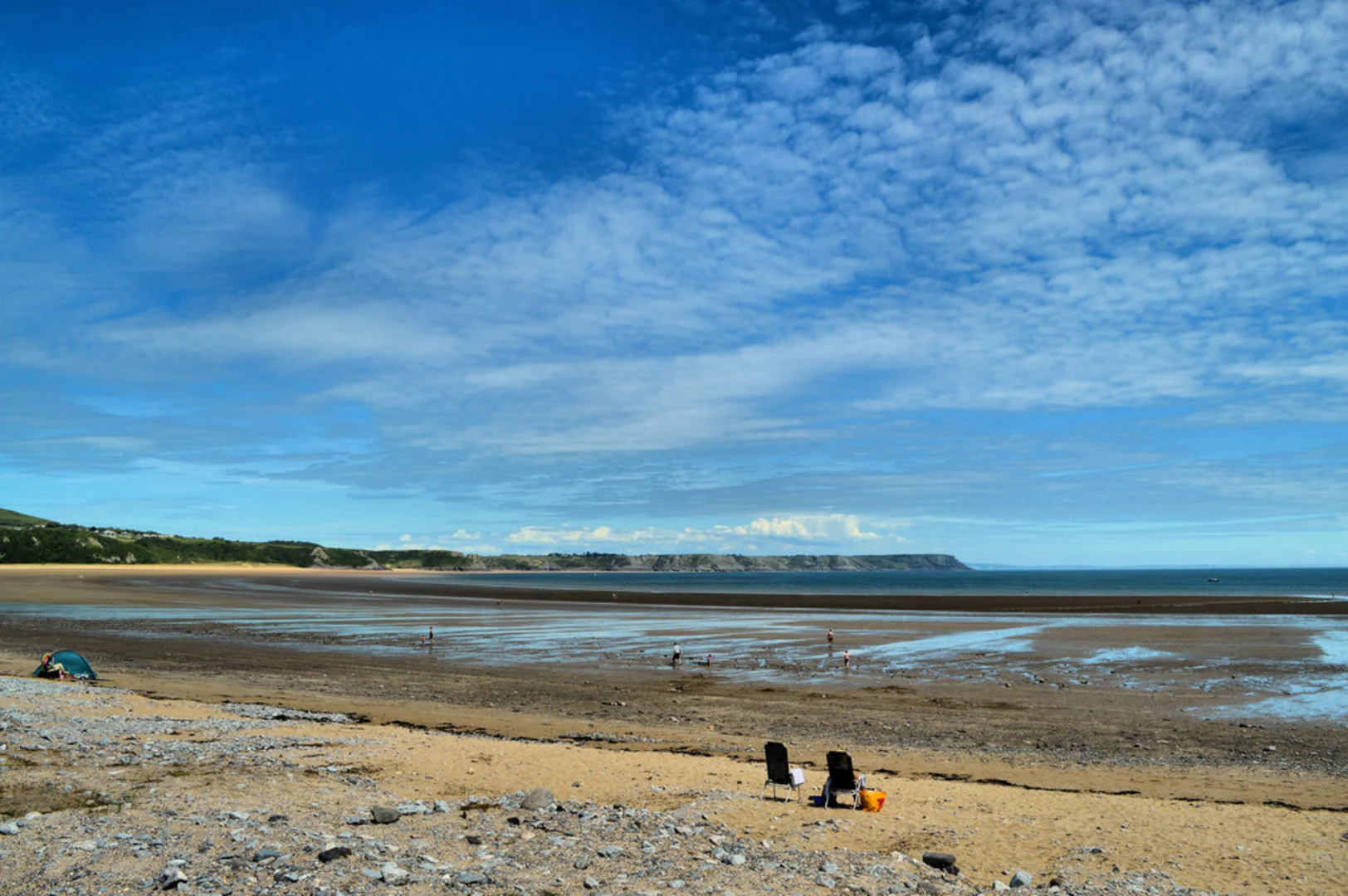 An image depicting the trail Oxwich Bay Walk and its surrounding area.