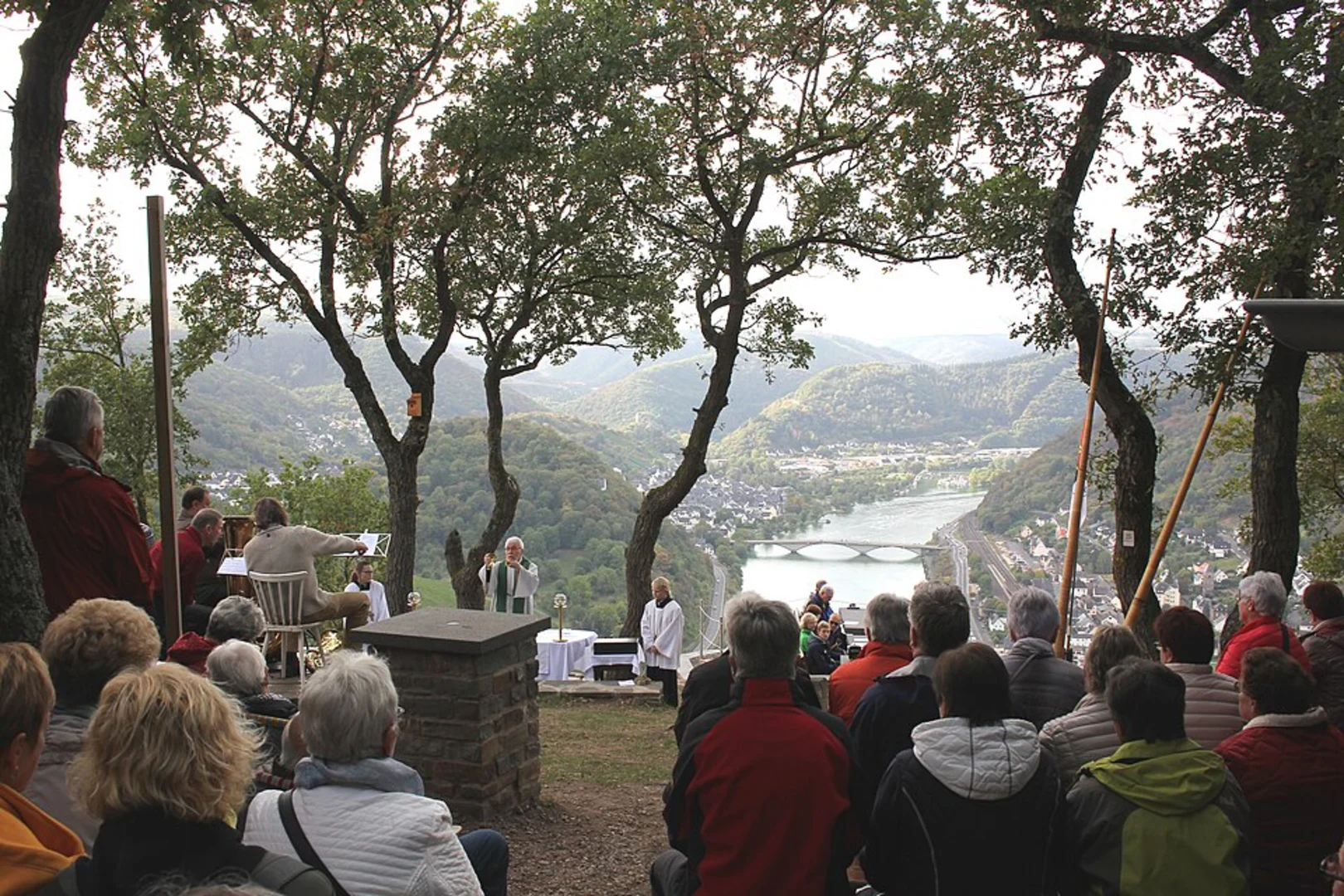 An image depicting the trail Blick zur Burg Eltz, Burg Eltz and Kompuskopf via Moselhoehenweg and its surrounding area.