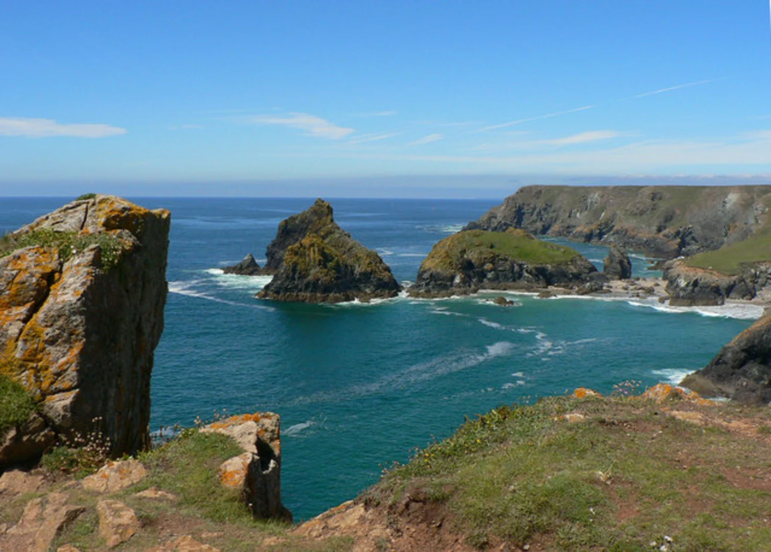 An image depicting the trail Kynance Cove and its surrounding area.
