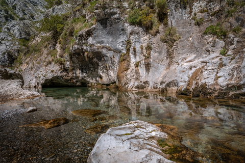 An image depicting the trail Ruta del Cares de Poncebos a Caín and its surrounding area.