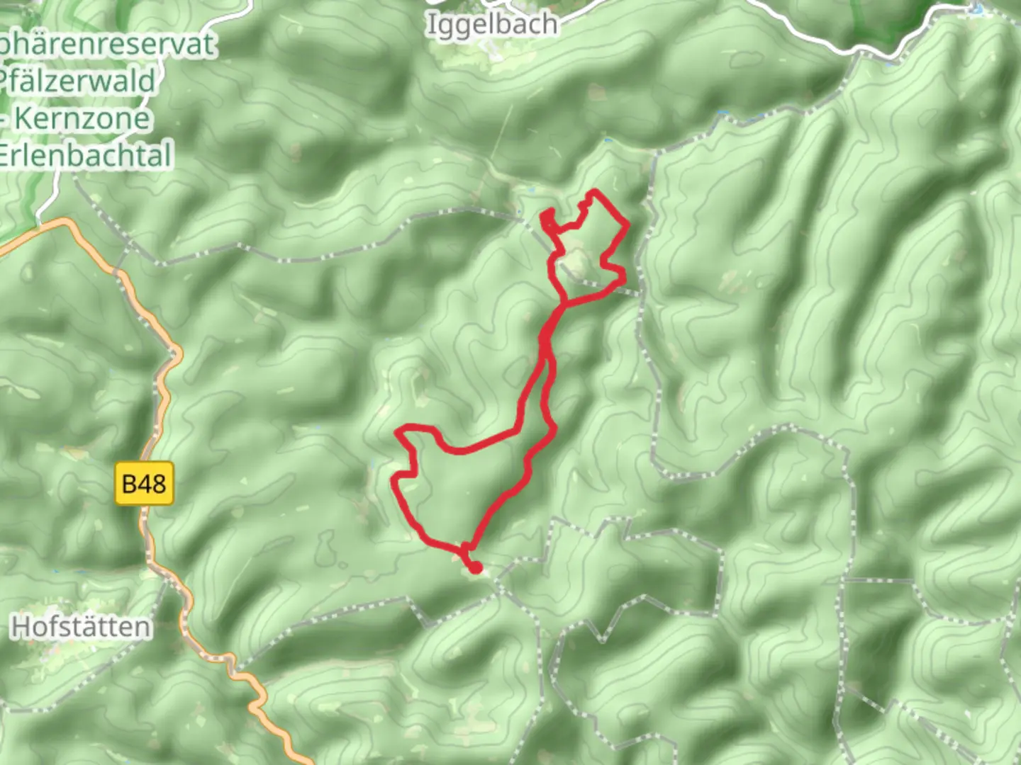 An image depicting the trail Rundwanderweg Taubensuhl and Pfaelzerwald Blauer Balken and its surrounding area.