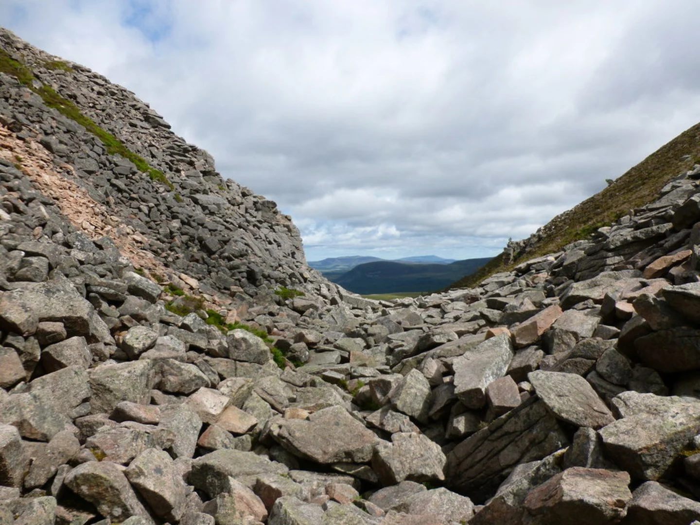 An image depicting the trail The Angel's Peak and Braeriach via Chalamain Gap and its surrounding area.