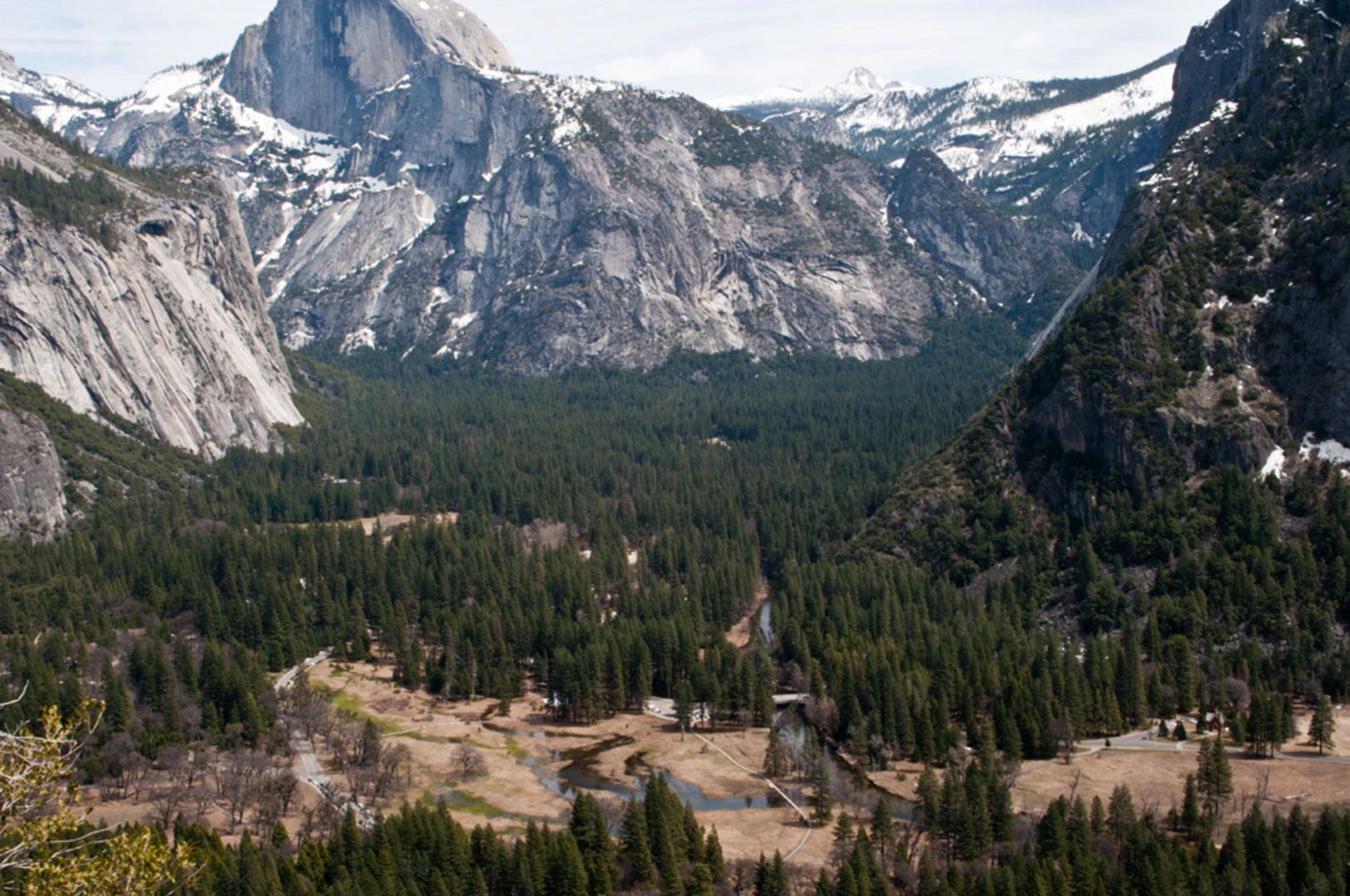 An image depicting the trail Columbia Rock via Upper Yosemite Fall Trail and its surrounding area.