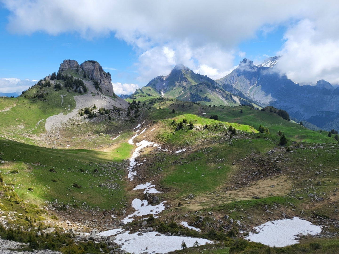 An image depicting the trail Panoramaweg Schynige Platte and its surrounding area.