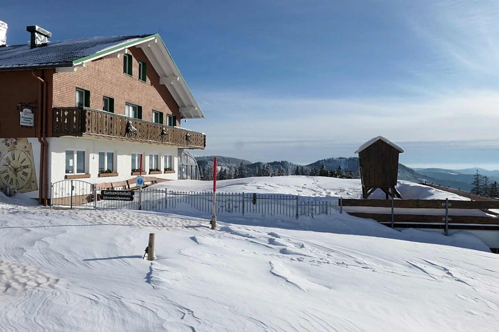 An image depicting the trail Feldberg via Sankt-Wilhelmer-Hütten-Weg and its surrounding area.