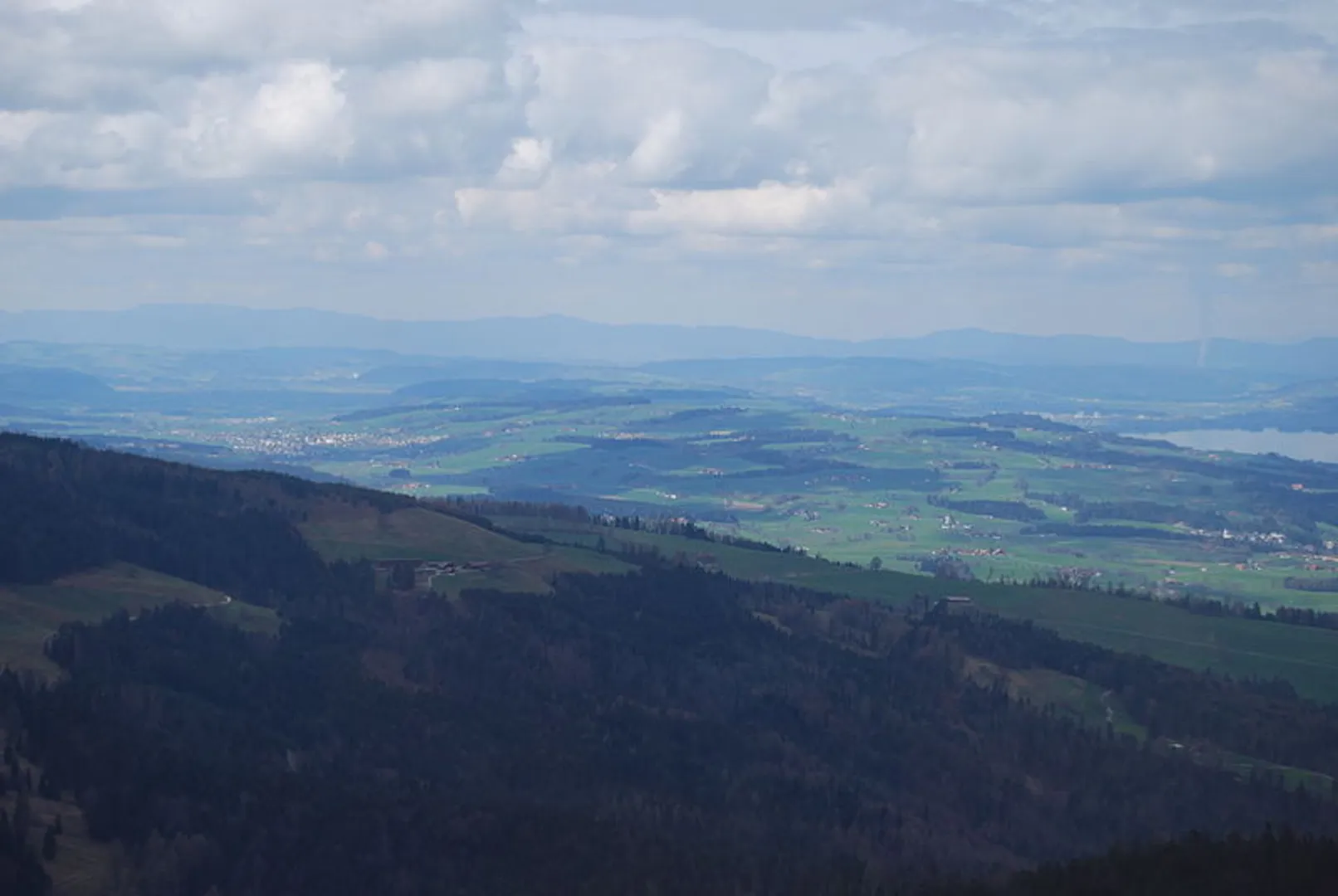 An image depicting the trail Luzerner Kapellenweg and its surrounding area.