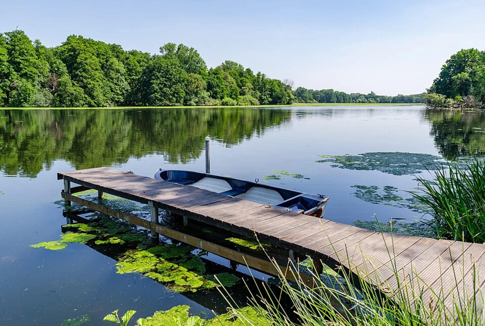 An image depicting the trail Hinsbecker Bruch and Schroliksee via Seenverbindungsweg and Rhein Maas Weg and its surrounding area.