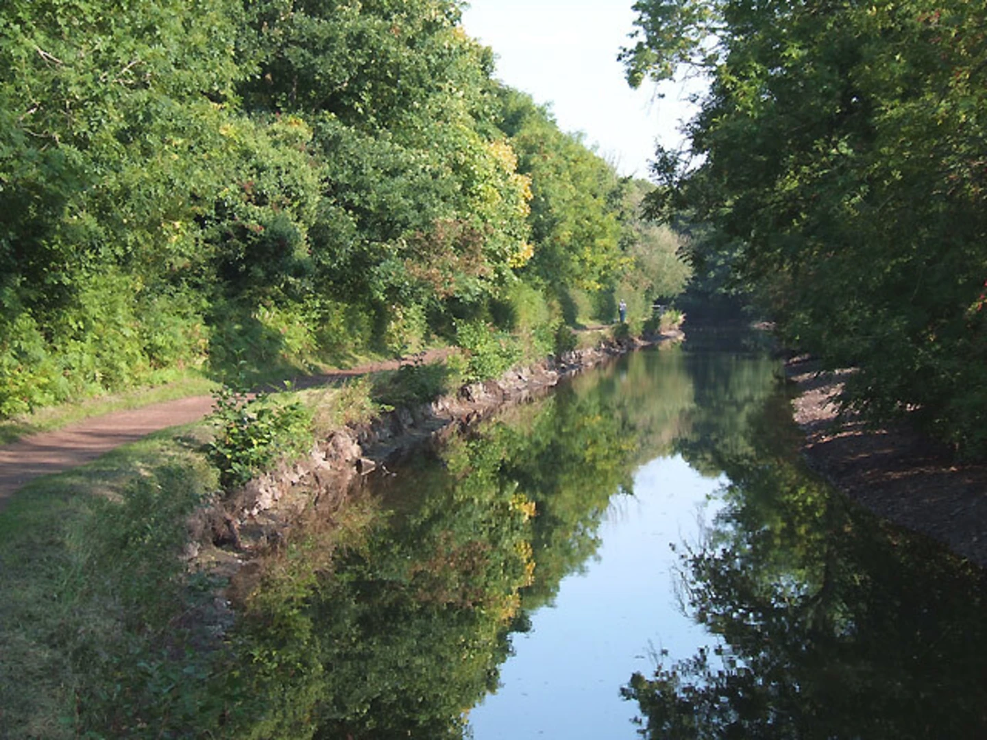 An image depicting the trail Stourbridge Canal Walk and its surrounding area.