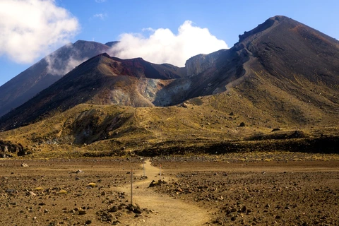 An image depicting the trail Tongariro Northern Circuit and its surrounding area.