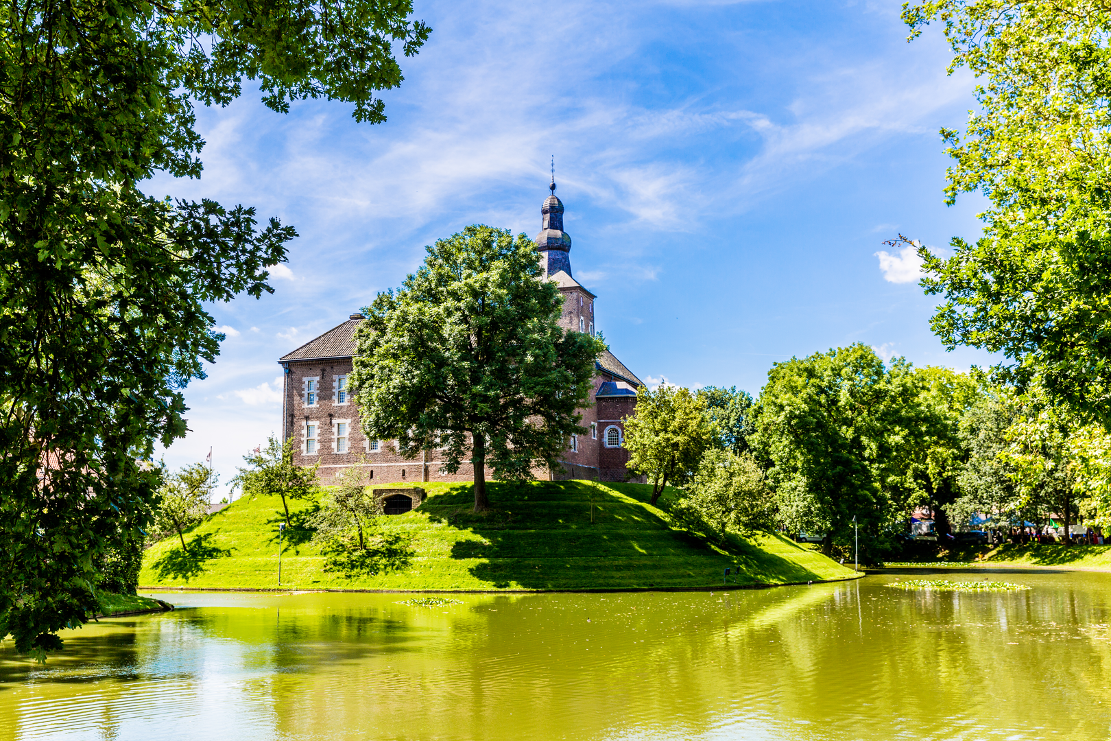 An image depicting the trail Roosteren to Sittard via Grindwinning and Limbrichterbosch and its surrounding area.