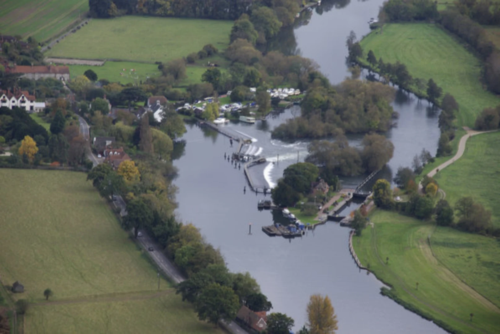 An image depicting the trail Hambleden and Mill End River Thames and its surrounding area.