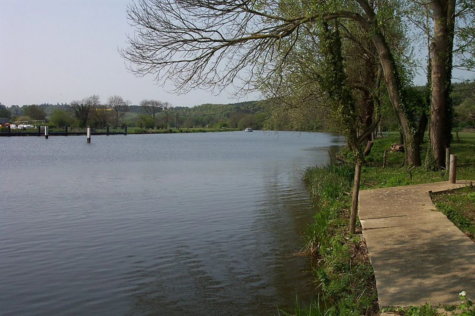 An image depicting the trail River Thames Towpath and its surrounding area.
